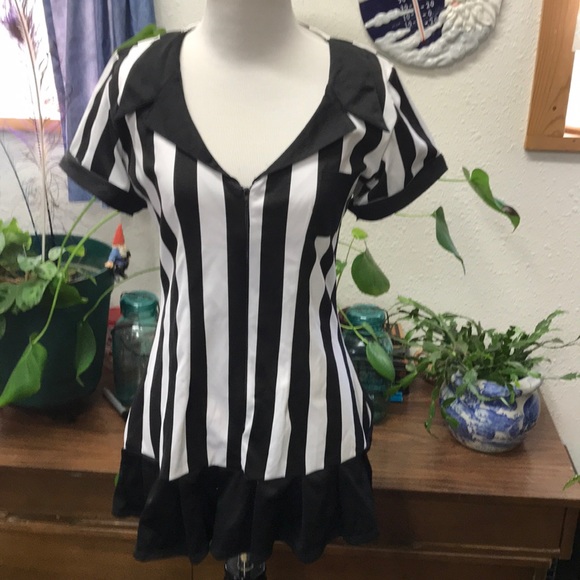 Woman’s referee costume size medium - Picture 2 of 5